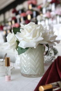 Букет роз цвета шампань, ваза стекло рельеф "ёлочка" HERRINGBONE FLOWER CREAM от Cote Noir