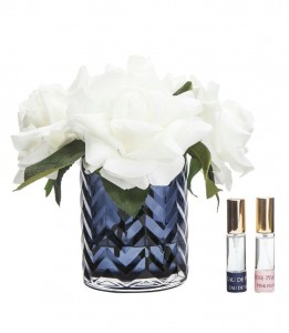 Букет белых роз, ваза стекло рельеф "ёлочка" HERRINGBONE FLOWER BLUE от Cote Noir