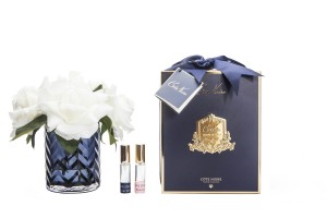 Букет белых роз, ваза стекло рельеф "ёлочка" HERRINGBONE FLOWER BLUE от Cote Noir