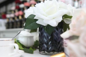 Букет белых роз, ваза стекло рельеф "ёлочка" HERRINGBONE FLOWER BLUE от Cote Noir