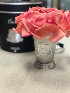 Букет розово-желтых роз, в вазе металл SEVEN ROSE White peach от Cote Noir