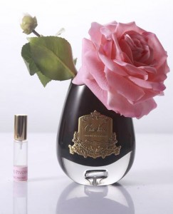 Роза, розово-желтый, темная ваза TEA ROSE white peach от Cote Noir