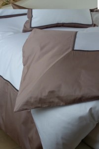 Постельное белье из сатина 2 спальное евро-макси SEINE белый-коричневый от Сlaire Batiste Atelier