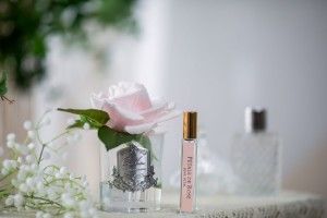Ароматическая роза FRENCH ROSE french pink розы с гортензиями, бело-голубой, серебряная ваза, металл от Cote Noir