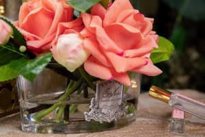 Букет роз,  коралловый, овальная ваза прозрачная OVAL white peach от Cote Noir