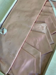 Столовое белье скатерть 9209 rosa на 8 персон 170х220+8 салфеток от Gamba