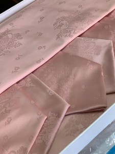 Столовое белье скатерть 9209 rosa на 8 персон 170х220+8 салфеток от Gamba