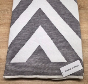 Пляжное полотенце из длинноволокнистого хлопка 100х180 Geometric white/anthracite (белый/темно-серый) от Lapartment (Casual Avenue)