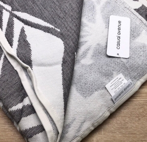 Пляжное полотенце из длинноволокнистого хлопка 100х180 Floral white/anthracite (белый/темно-серый) от Lapartment (Casual Avenue)