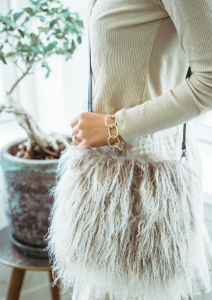  Стильная сумка-муфта Natures Collection JASMIN MUFF BAG Taupe/Snow 19/26, бежевый с белым, козий мех 30/4