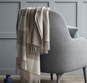 Плед из бэби альпаки WHISPER beige/whit 130х200 от ELVANG