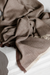 Плед из бэби альпаки Herringbone chocolate/beige 130х190 от ELVANG