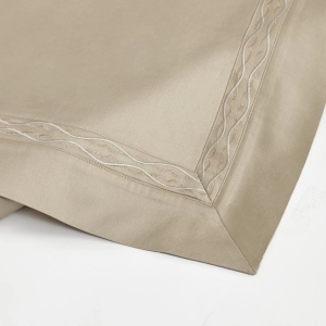Элитное постельное белье 600 tc 2 спальное евро-макси LOIRE золотистый от Сlaire Batiste Atelier