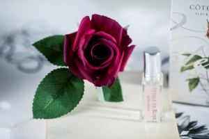 Ароматизированная роза ROSE BUD carmine red от Cote Noir